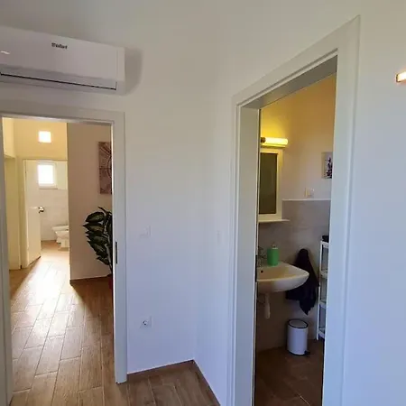 New Luxury-4 Bedroom House With Private Pool Vikendica