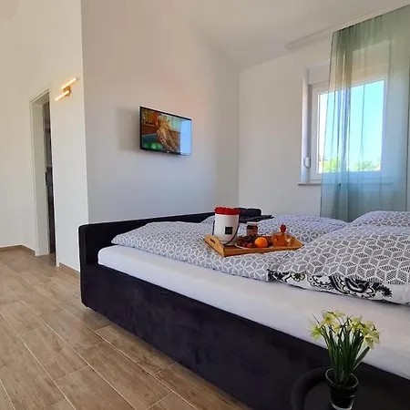 Vikendica New Luxury-4 Bedroom House With Private Pool