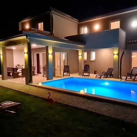 New Luxury-4 Bedroom House With Private Pool * Babici