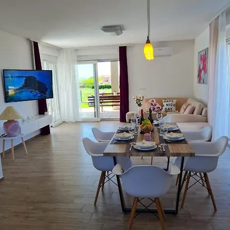 Holiday home New Luxury-4 Bedroom House With Private Pool Babici